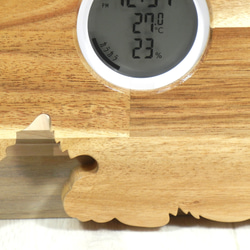 デジタル温・湿度計（時計付）仔猫（座り姿側面２）【木製（アカシア集成材）】（置き・掛け兼用） 7枚目の画像