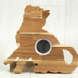 デジタル温・湿度計（時計付）仔猫（座り姿側面２）【木製（アカシア集成材）】（置き・掛け兼用） 1枚目の画像