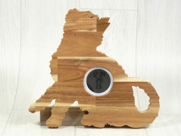 デジタル温・湿度計（時計付）仔猫（座り姿側面２）【木製（アカシア集成材）】（置き・掛け兼用） 1枚目の画像