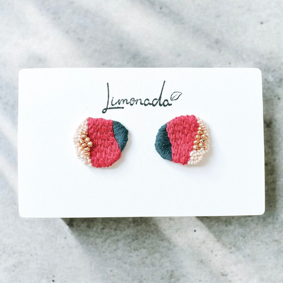 MOS✳　手刺繍アクセサリー　ピアス　イヤリング ネイビー×ピンク×アイボリーの手刺繍ピアス 個性的な花びら ピアス