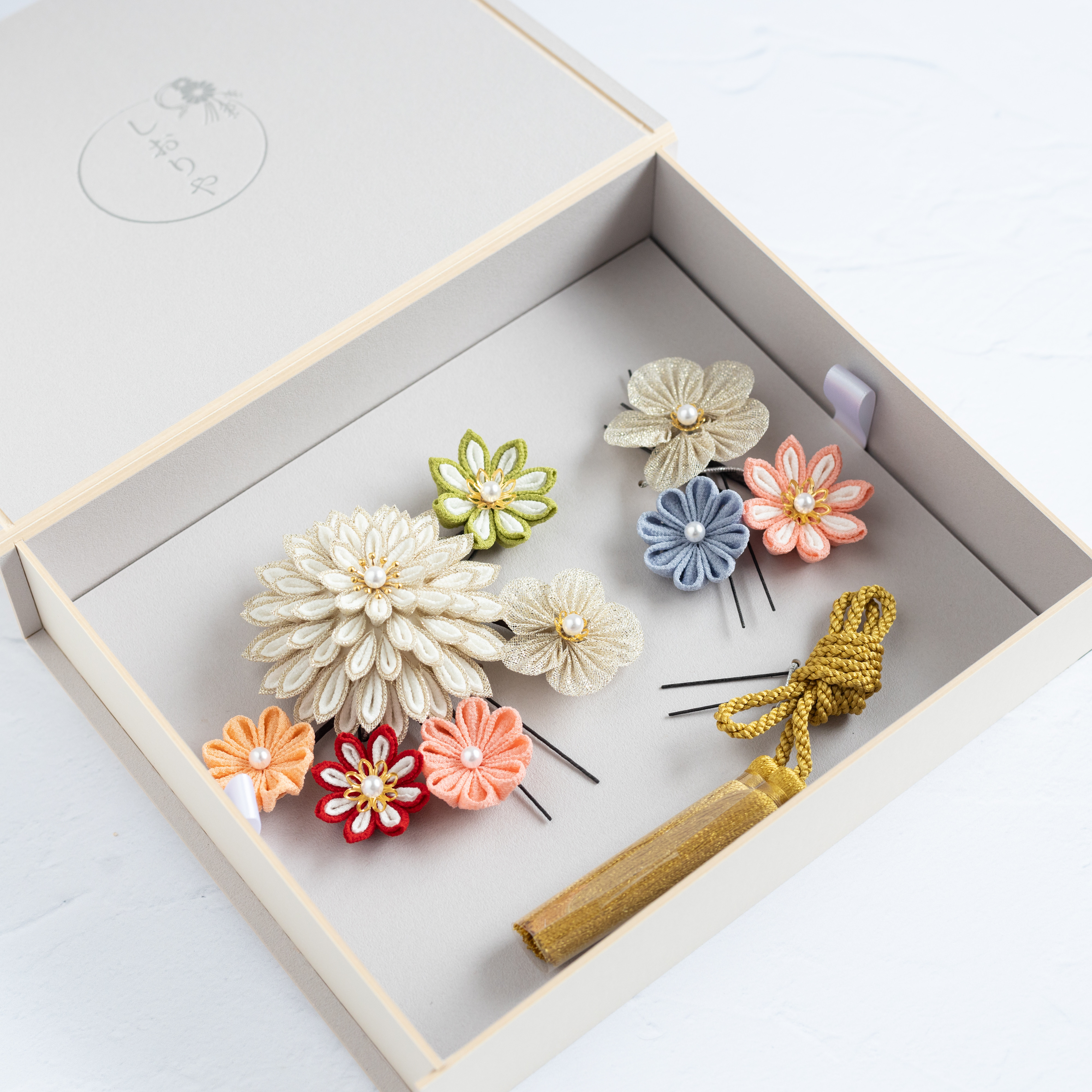 成人式　つまみ細工　髪飾り　白　ゴールド　ピンク　赤　緑　卒業式　結婚式　７５３　振袖　着物　ヘア飾り　水引　金箔