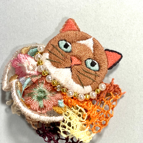 【dress up/猫/レジィ】刺繍ブローチ 3枚目の画像