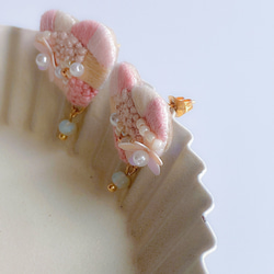 ガラスビーズ が揺れる ピンク ハート の 刺繍ピアス イヤリング aicco 3枚目の画像