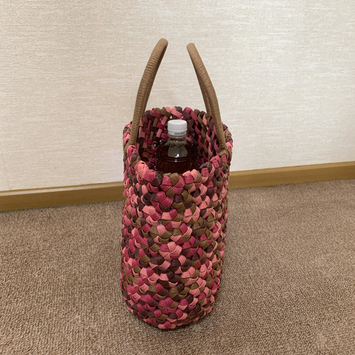 花結び編みクラフトバッグ ピンクモザイク模様 かごバッグ