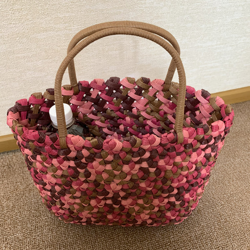 花結び編みクラフトバッグ ピンクモザイク模様 かごバッグ