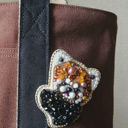 つかまりレッサーパンダさんのブローチ付き帆布のミニトートバッグ   【送料無料】 3枚目の画像