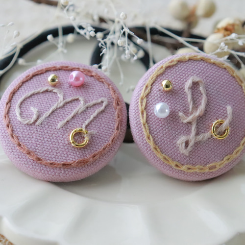 手刺繍 くるみボタン アルファベットモチーフ ヘアゴム／ヘアクリップ  