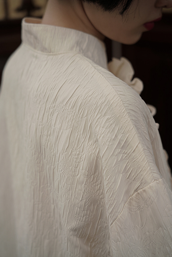 奶油米白色 新中式國風立領側繫帶洋裝 暗紋改良旗袍連衣裙長袖裙 第11張的照片