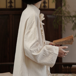 奶油米白色 新中式國風立領側繫帶洋裝 暗紋改良旗袍連衣裙長袖裙 第7張的照片