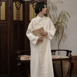 奶油米白色 新中式國風立領側繫帶洋裝 暗紋改良旗袍連衣裙長袖裙 第9張的照片