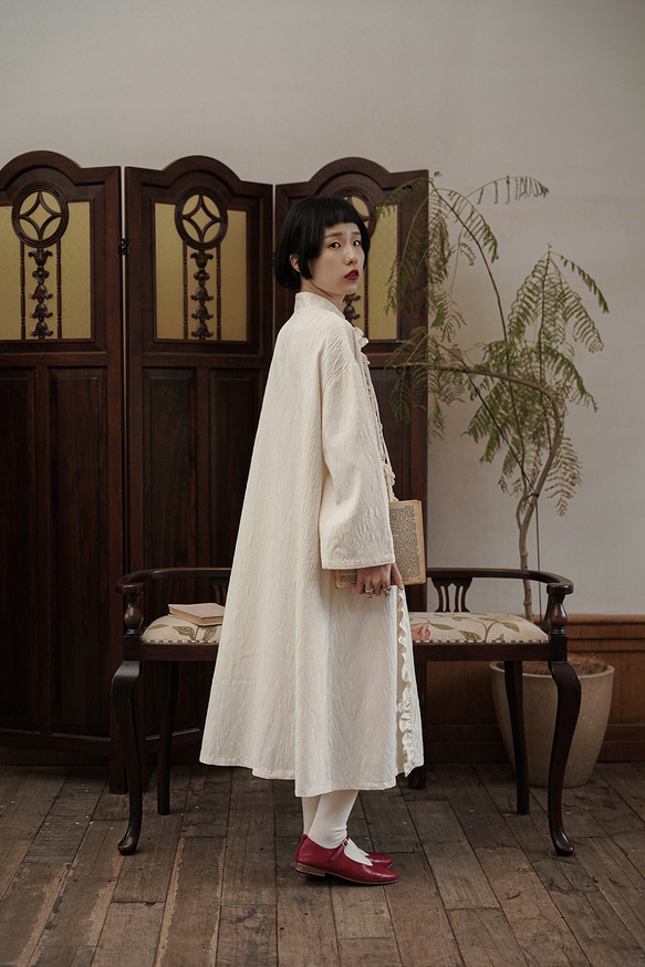 奶油米白色 新中式國風立領側繫帶洋裝 暗紋改良旗袍連衣裙長袖裙 第12張的照片