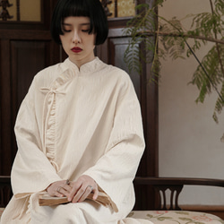 奶油米白色 新中式國風立領側繫帶洋裝 暗紋改良旗袍連衣裙長袖裙 第13張的照片