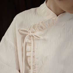 奶油米白色 新中式國風立領側繫帶洋裝 暗紋改良旗袍連衣裙長袖裙 第6張的照片