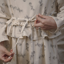 奶油玫瑰印花 圓領荷葉邊假兩件洋裝 拼接寬松收腰連衣裙 第9張的照片