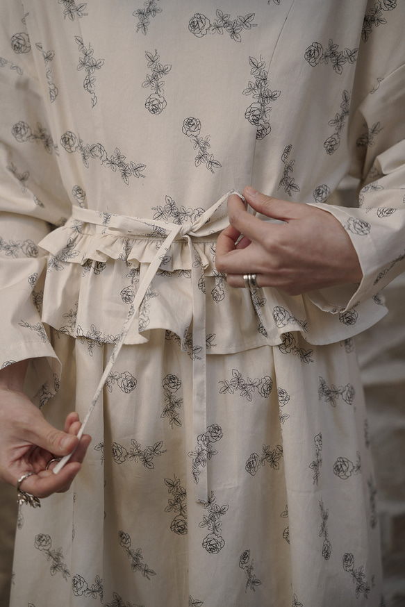 奶油玫瑰印花 圓領荷葉邊假兩件洋裝 拼接寬松收腰連衣裙 第9張的照片