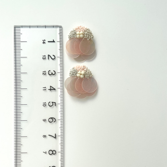 再販♩hane.桜色スパンコールピアス.刺繍イヤリング.138 5枚目の画像