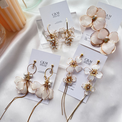 73【金具変更無料】ホワイトディップフラワー ピアス ブライダル