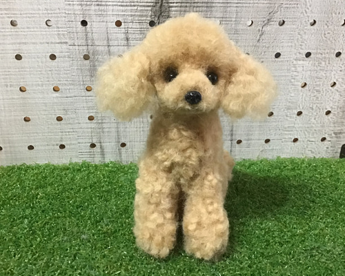 大きなサイズ 羊毛フェルト ハンドメイド 茶色プードル 巻き毛がキュートな子です 大きなサイズ 羊毛フェルト ハンドメイド 茶色プードル 巻き毛が