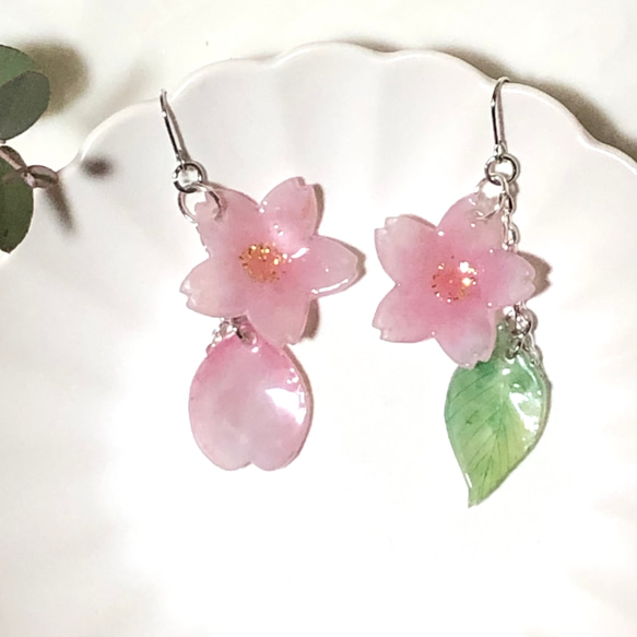 桜 葉 花びら 薄紅色 立体 揺れる ピアス/イヤリング ＊選べるデザイン 