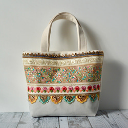 インド刺繍リボン　パンジーレースが並ぶ春カラーのトートバッグ 1枚目の画像