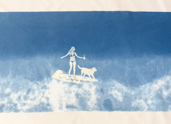 送料無料 藍染手ぬぐい Just Relax サーファーガール ゴールデンレトリバー　サーフィン　犬　絞り染め 2枚目の画像