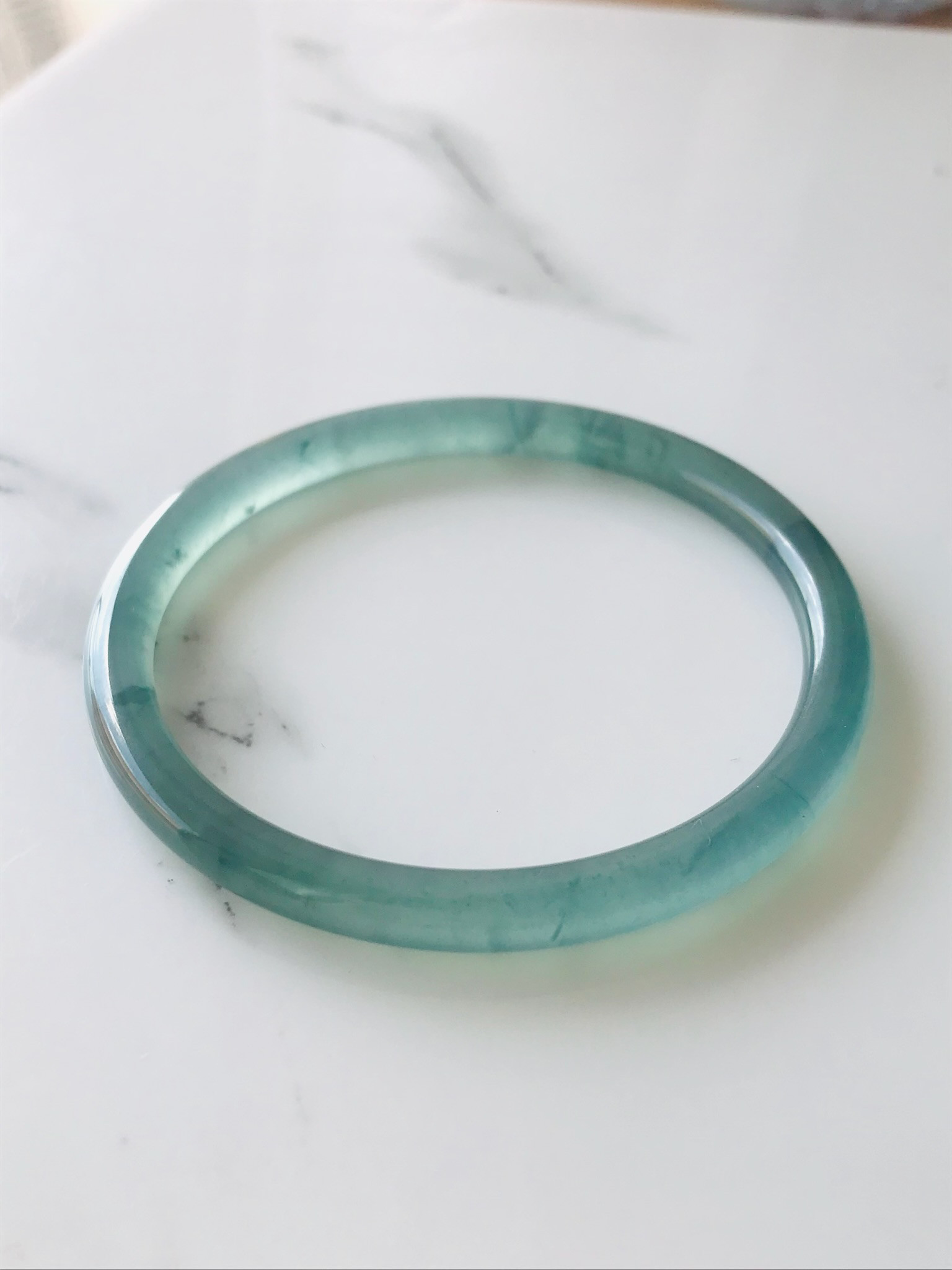 【B3010-035】ジェイド　翡翠　ヒスイ　バングル　一点もの　希少　グアテマラ産　アイスブルーグリーン　56.7mm