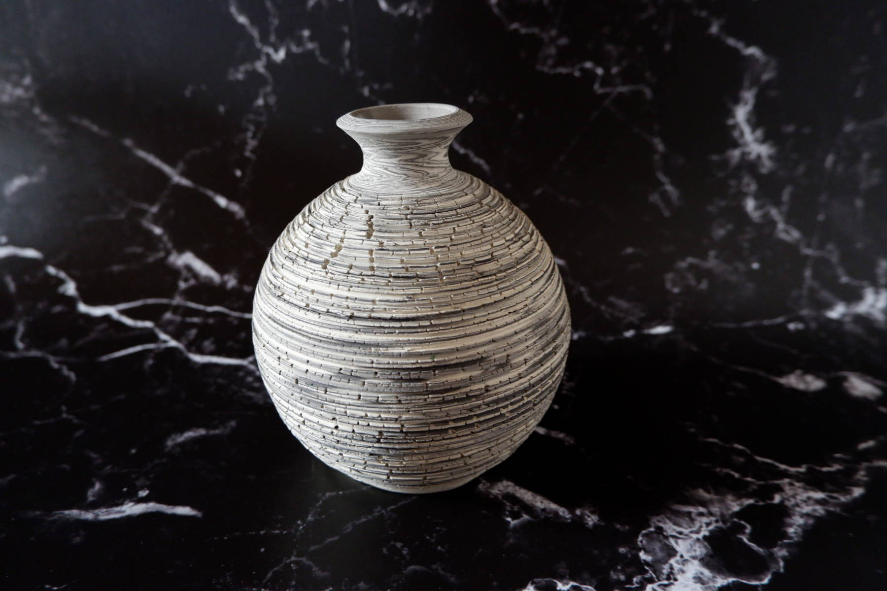 白黒練込み裂紋花器１　やちむん　沖縄