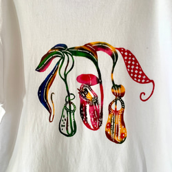 【日本国内送料無料】ウツボカズラ とカエルの手染め紅型メンズTシャツ/ホワイト（Lサイズ） 2枚目の画像
