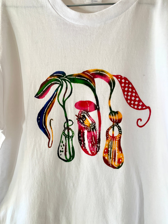 【日本国内送料無料】ウツボカズラ とカエルの手染め紅型メンズTシャツ/ホワイト（Lサイズ） 2枚目の画像