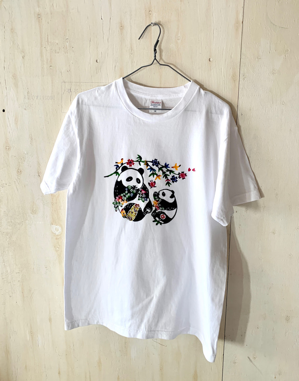 【日本国内送料無料】親子パンダの紅型手染めメンズTシャツMサイズ/ホワイト 1枚目の画像