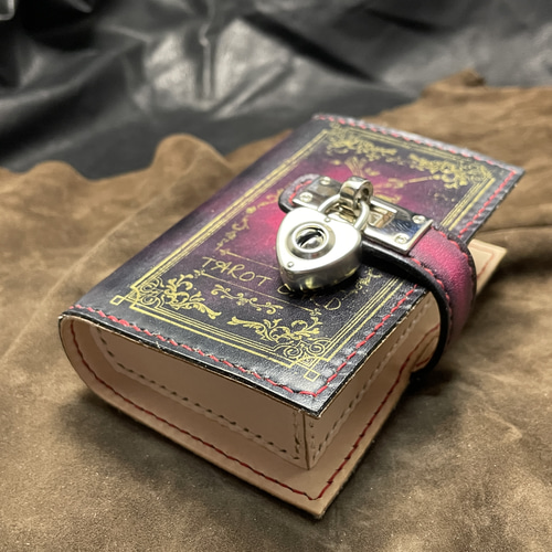 魔導書型タロットカードケース Grimoire Pocket 赤の書 名刺入れ