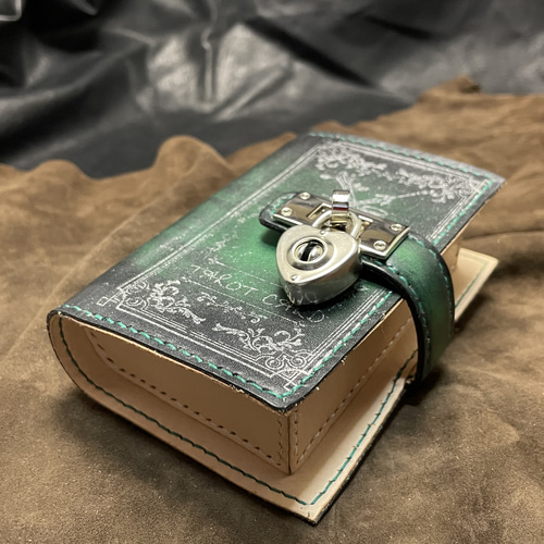 魔導書型タロットカードケース Grimoire Pocket 緑の書 名刺入れ
