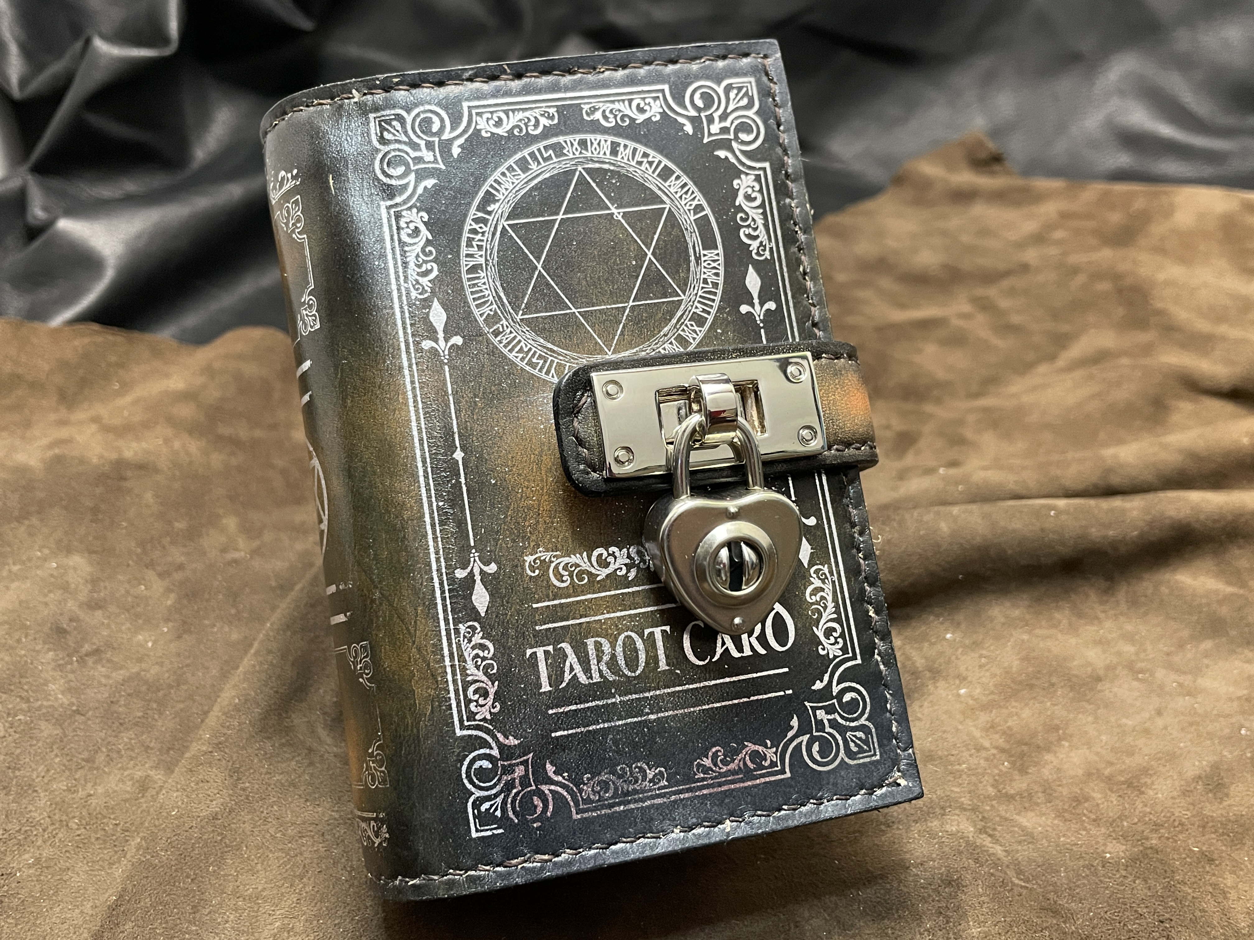 魔導書型タロットカードケース Grimoire Pocket 茶の書
