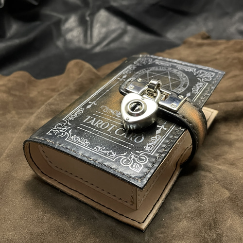 魔導書型タロットカードケース Grimoire Pocket 茶の書 名刺入れ