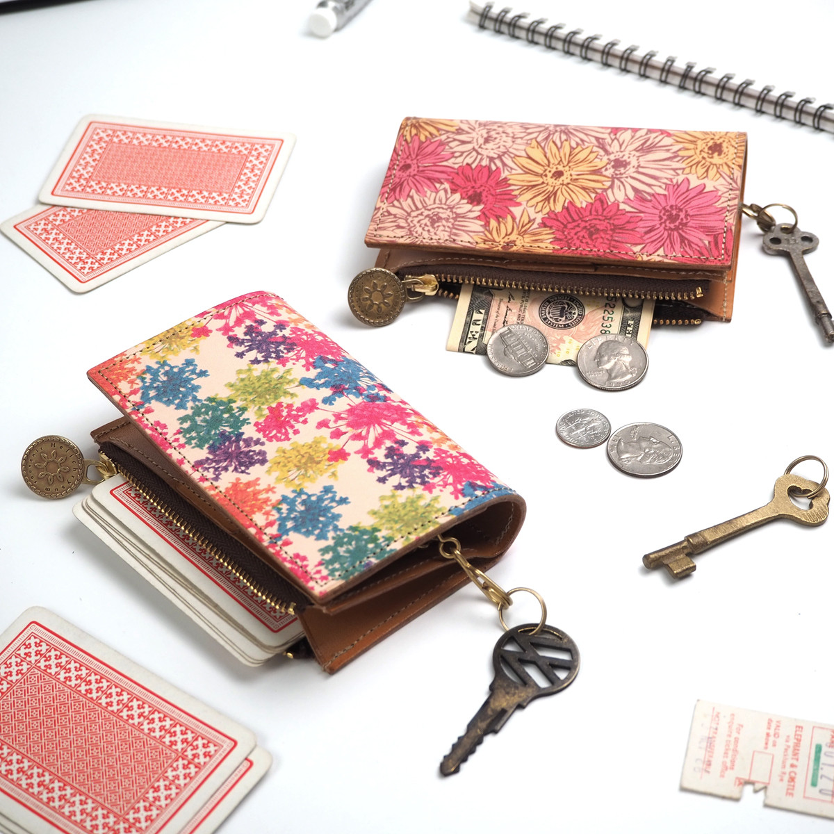 キーホルダー、財布、扇子など