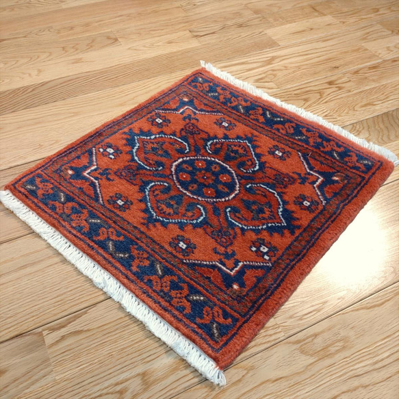 トライバル絨毯　ガゼニウール　『ハーリマモハンマディ』デザイン　横39x41cm　レンガ色 6枚目の画像