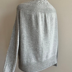 暖かさと高級感が魅力の手編み長袖セーター(グレー) 7枚目の画像