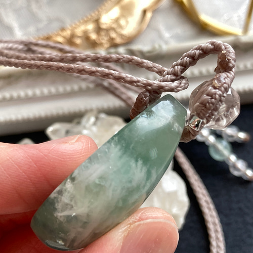 エンジェルフェザーインフローライト マクラメ編みネックレス