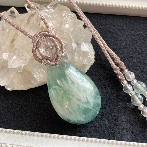 エンジェルフェザーフローライトマクラメ編みネックレス♡希少2色ハックマナイト使用 エンジェルフェザーインフローライト マクラメ編みネックレス