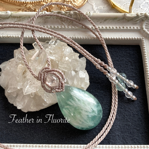 ♡アベンチュリン、レッドアンバー、フローライトなどマクラメ編みネックレス エンジェルフェザーインフローライト マクラメ編みネックレス