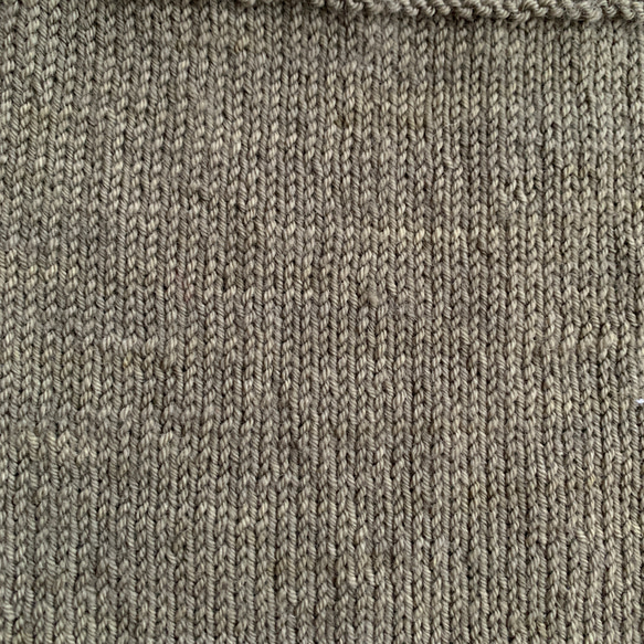 丸ヨークセーター　カーキ　手編み 6枚目の画像