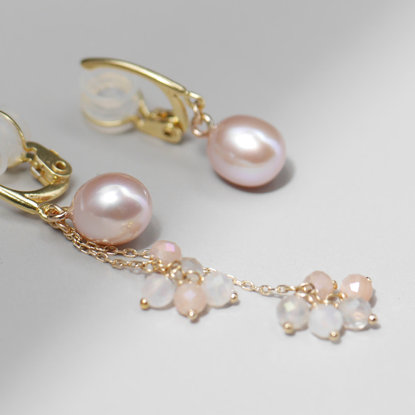 #992E 粉紅珍珠細微差別顏色天然石材不對稱柔軟觸感耳環 第2張的照片