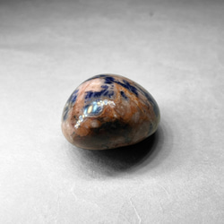 zeolite in sodalite tumble / ゼオライトインソーダライト(サンセットソーダライト)タンブルA 2枚目の画像