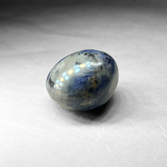 zeolite in sodalite tumble / ゼオライトインソーダライト(サンセットソーダライト)タンブルB 4枚目の画像