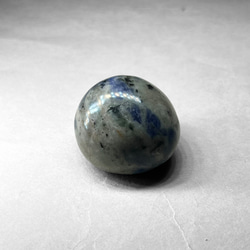 zeolite in sodalite tumble / ゼオライトインソーダライト(サンセットソーダライト)タンブルB 3枚目の画像
