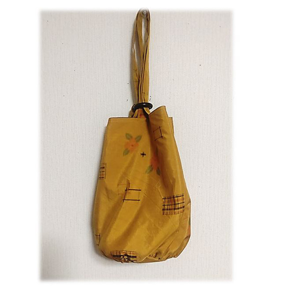 101 抽繩手提包桶型大島紬重製山茶花圖案金色木環很多口袋 第1張的照片