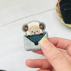 ひつじさんのお手紙ブローチ Blue 手刺繍ブローチ 2枚目の画像