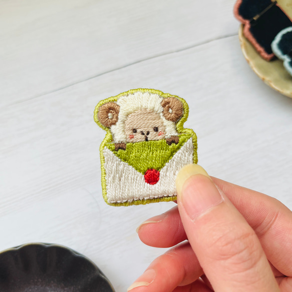 ひつじさんのお手紙ブローチ Green 刺繍ブローチ 2枚目の画像