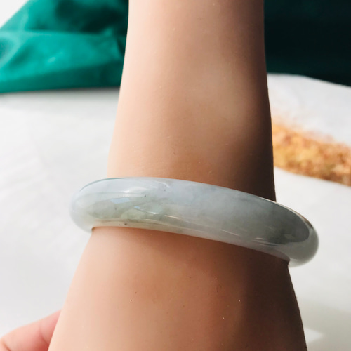 翡翠（ひすい） バングル 淡いグリーン