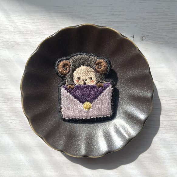 ひつじさんのお手紙ブローチ Purple 手刺繍ブローチ 1枚目の画像